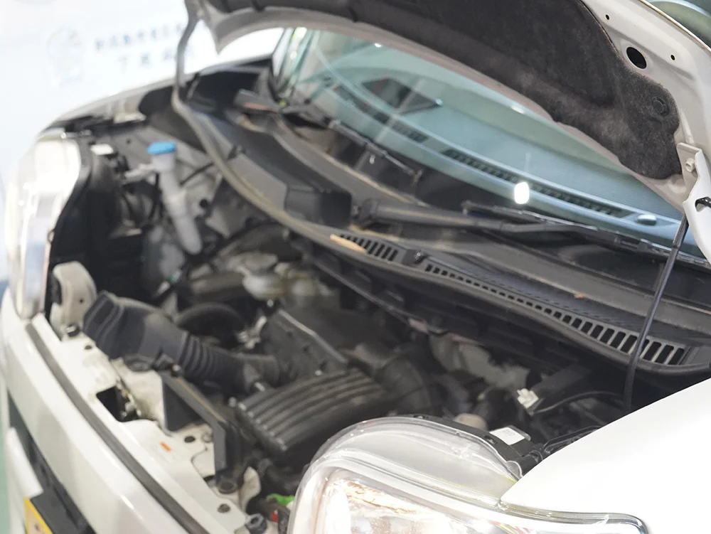整備中の自動車エンジン