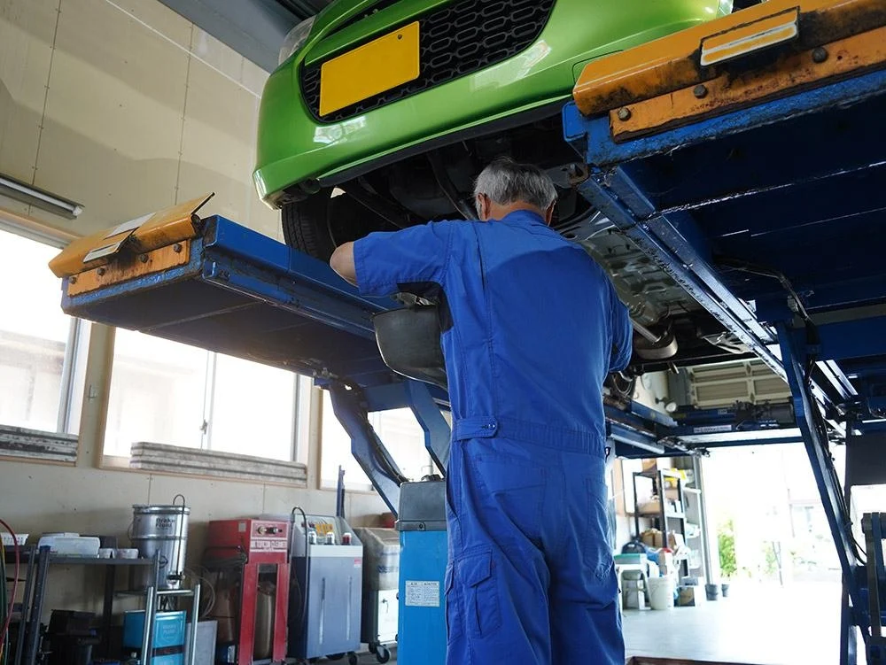 リフトで車検・点検を行う整備士